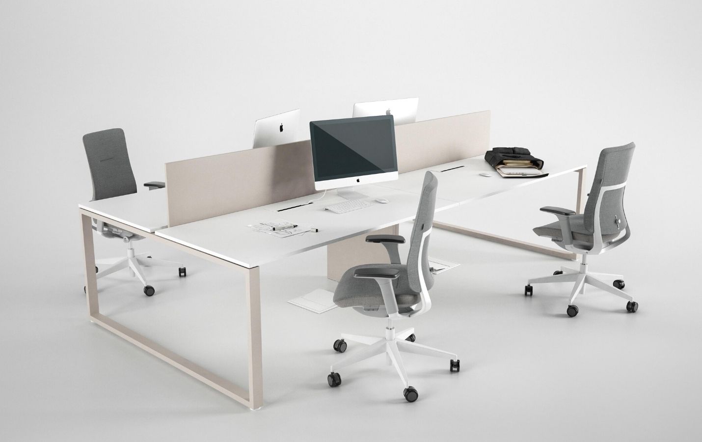 Mesas operativas en el espacio de una oficina con 4 sillas