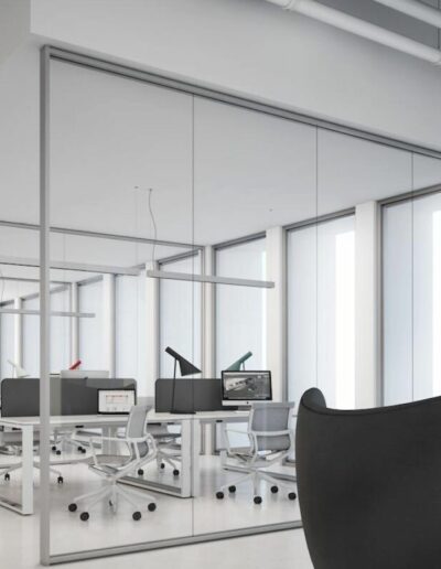 Mamparas de oficina para dividir espacios de trabajo en una oficina con tonos blancos