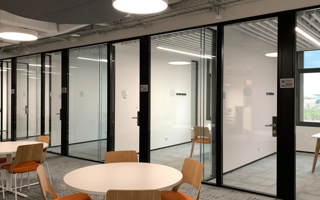 Mampara de oficinas con tonos claros en una oficina abierta