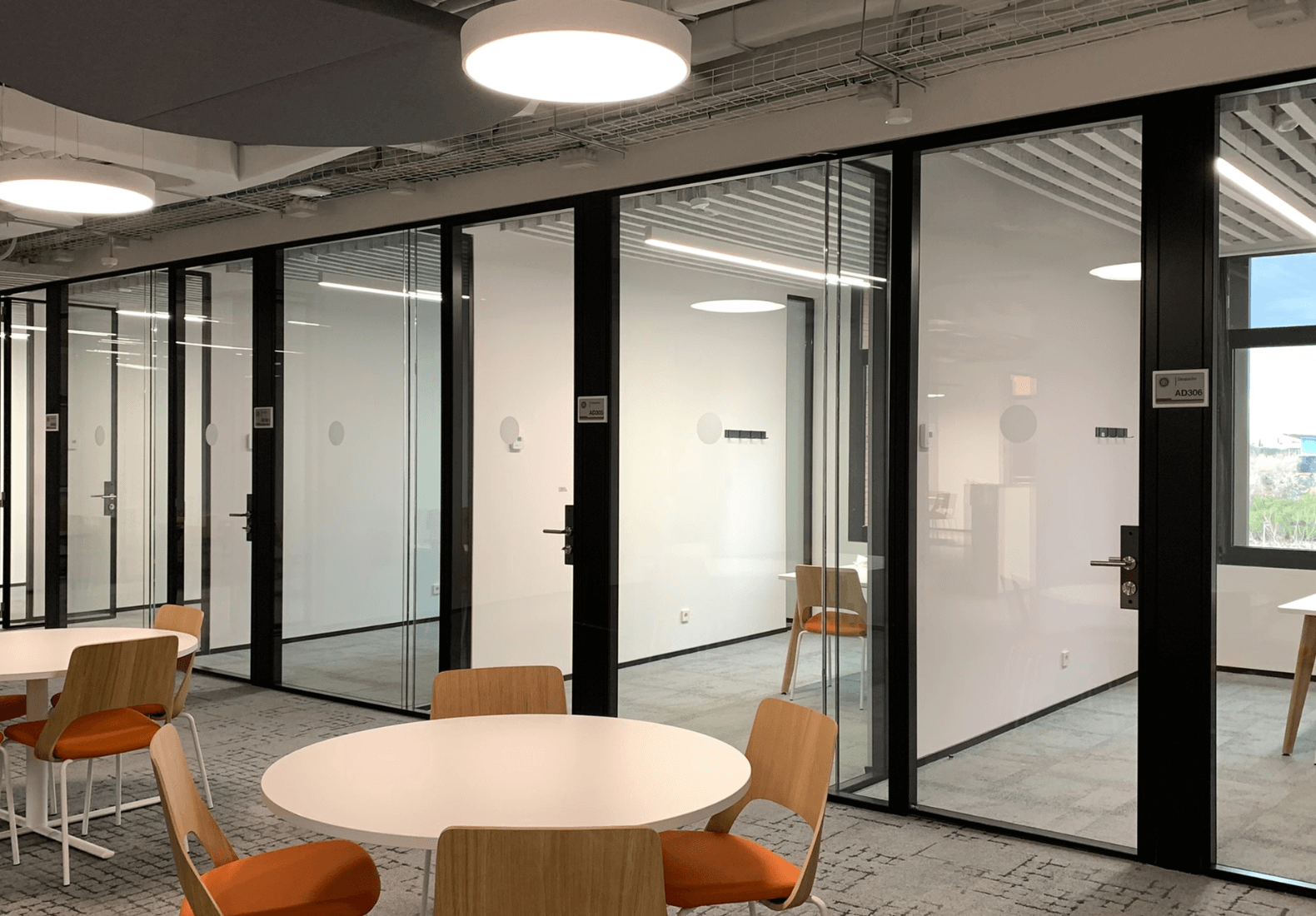 Mampara de oficinas con tonos claros en una oficina abierta